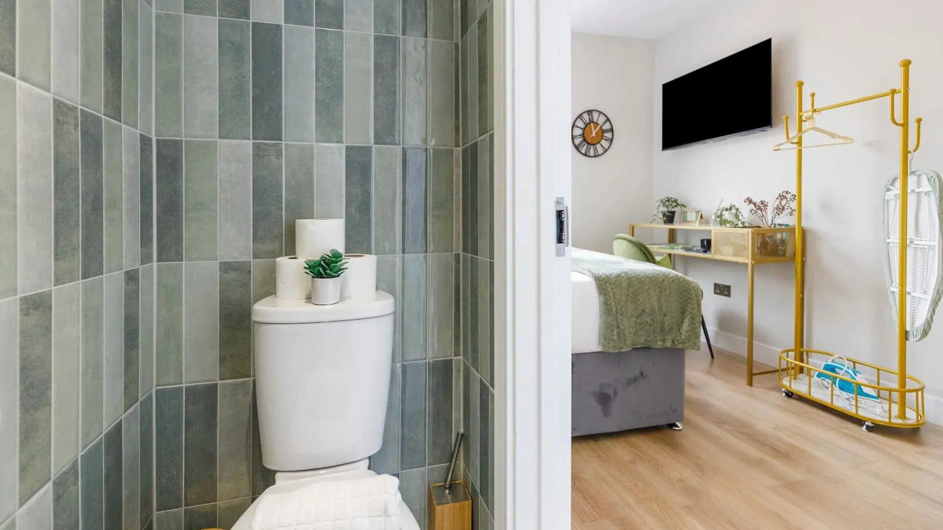 Urban Green Oasis Modern Minimalist Studio London