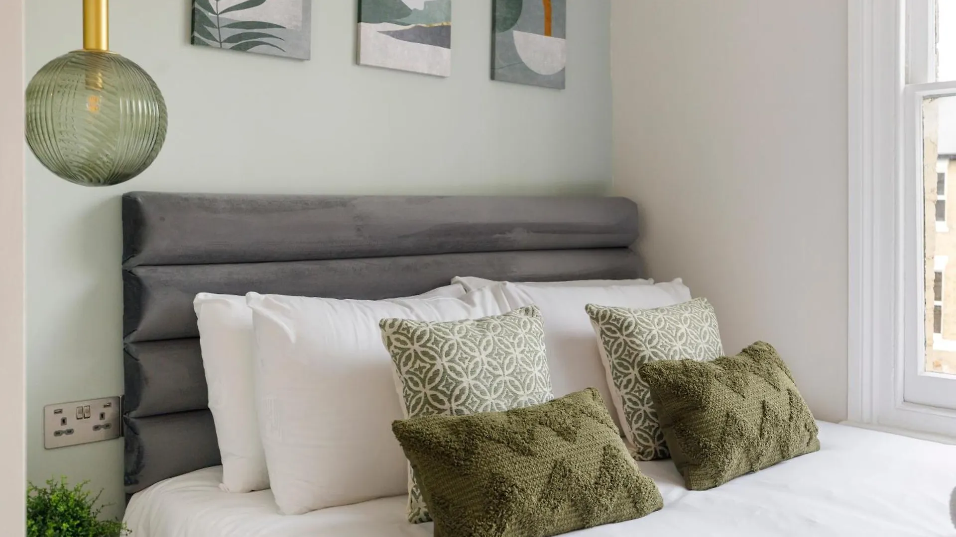 Urban Green Oasis Modern Minimalist Studio London United Kingdom