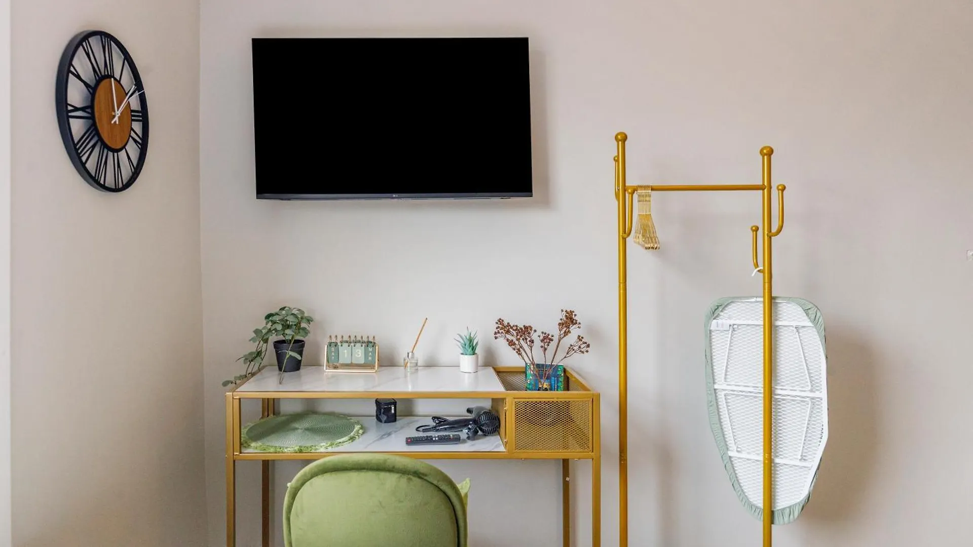 Urban Green Oasis Modern Minimalist Studio London 0*,