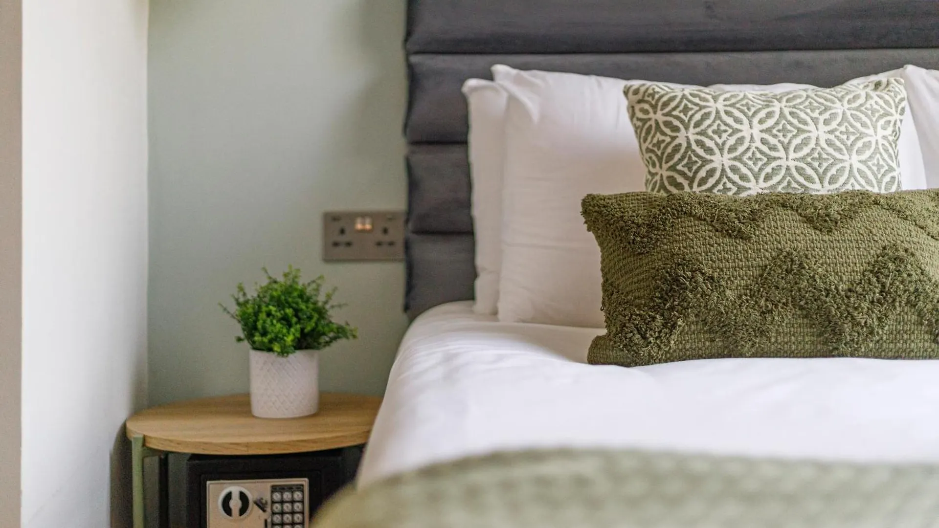 Urban Green Oasis Modern Minimalist Studio London