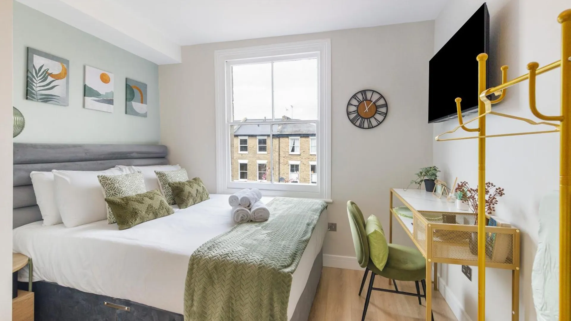 Urban Green Oasis Modern Minimalist Studio London