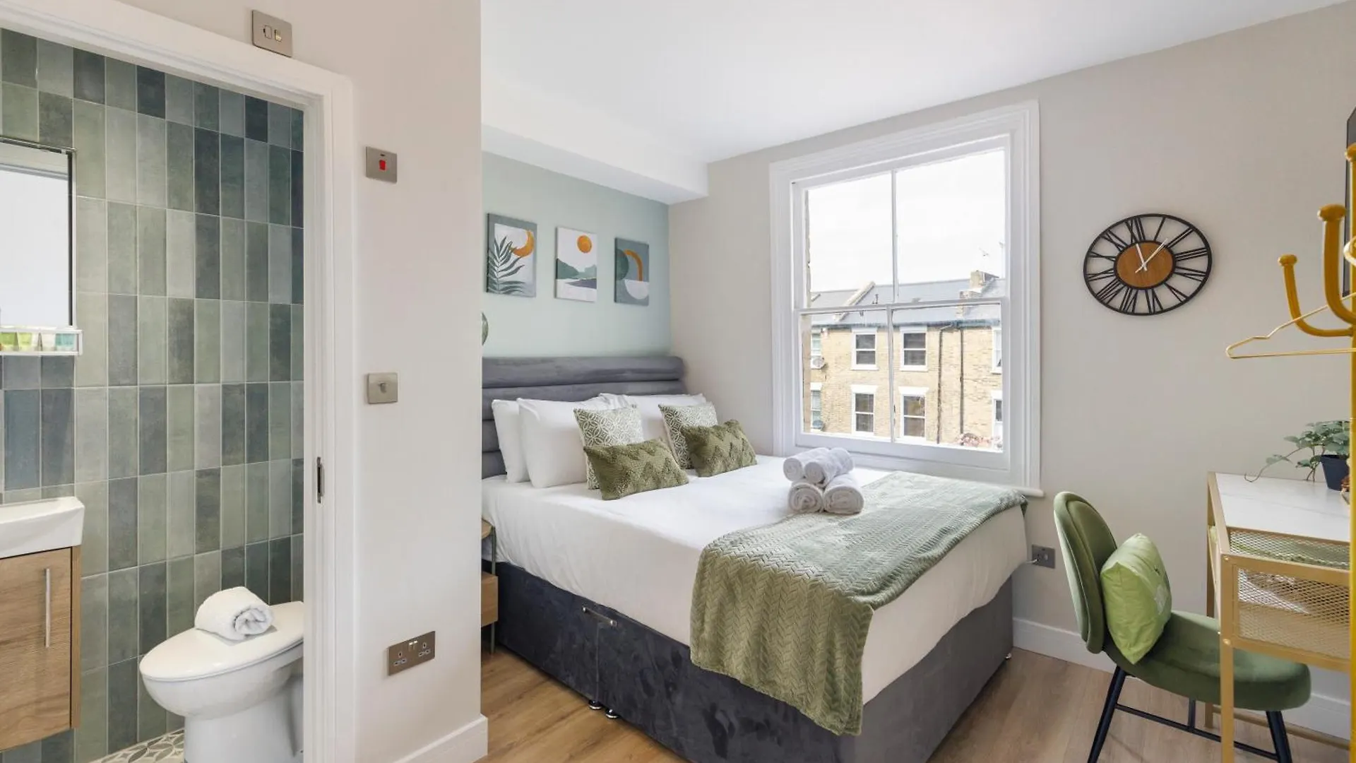 Apartment Urban Green Oasis Modern Minimalist Studio London