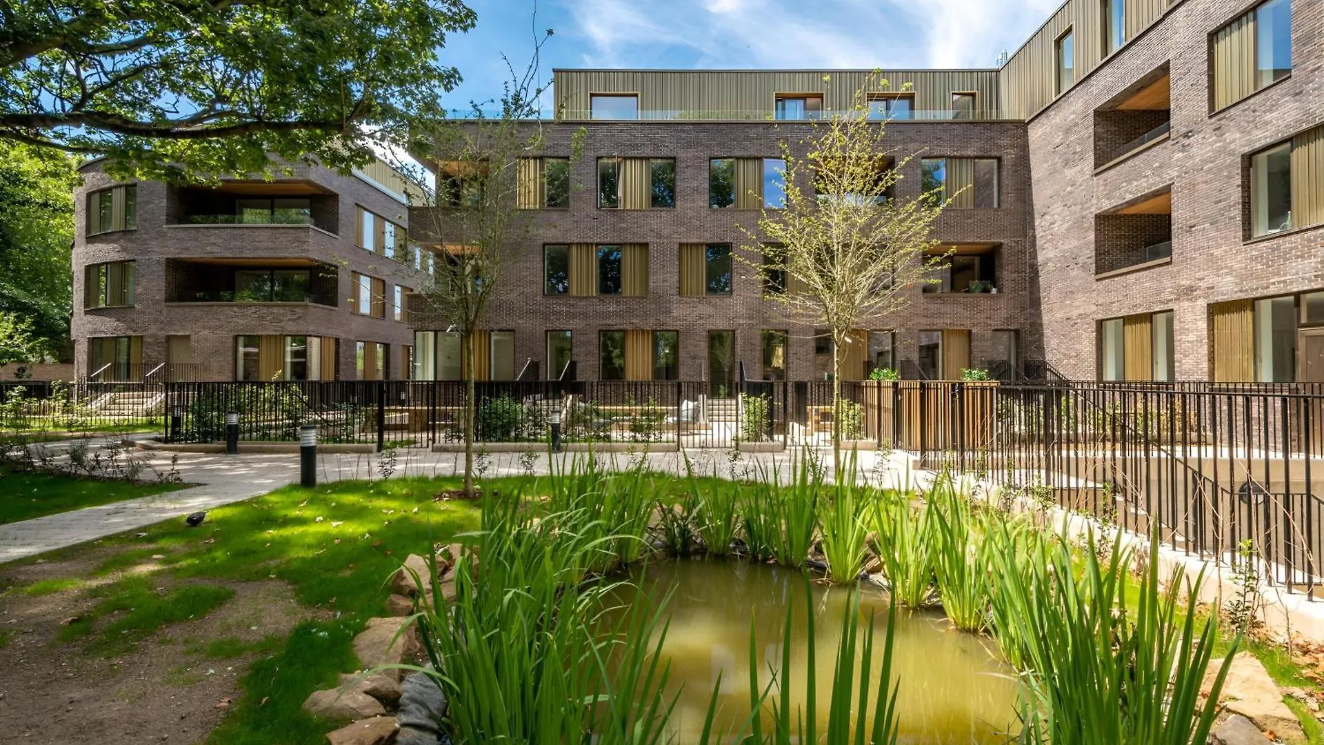 Apartment Urban Green Oasis Modern Minimalist Studio London